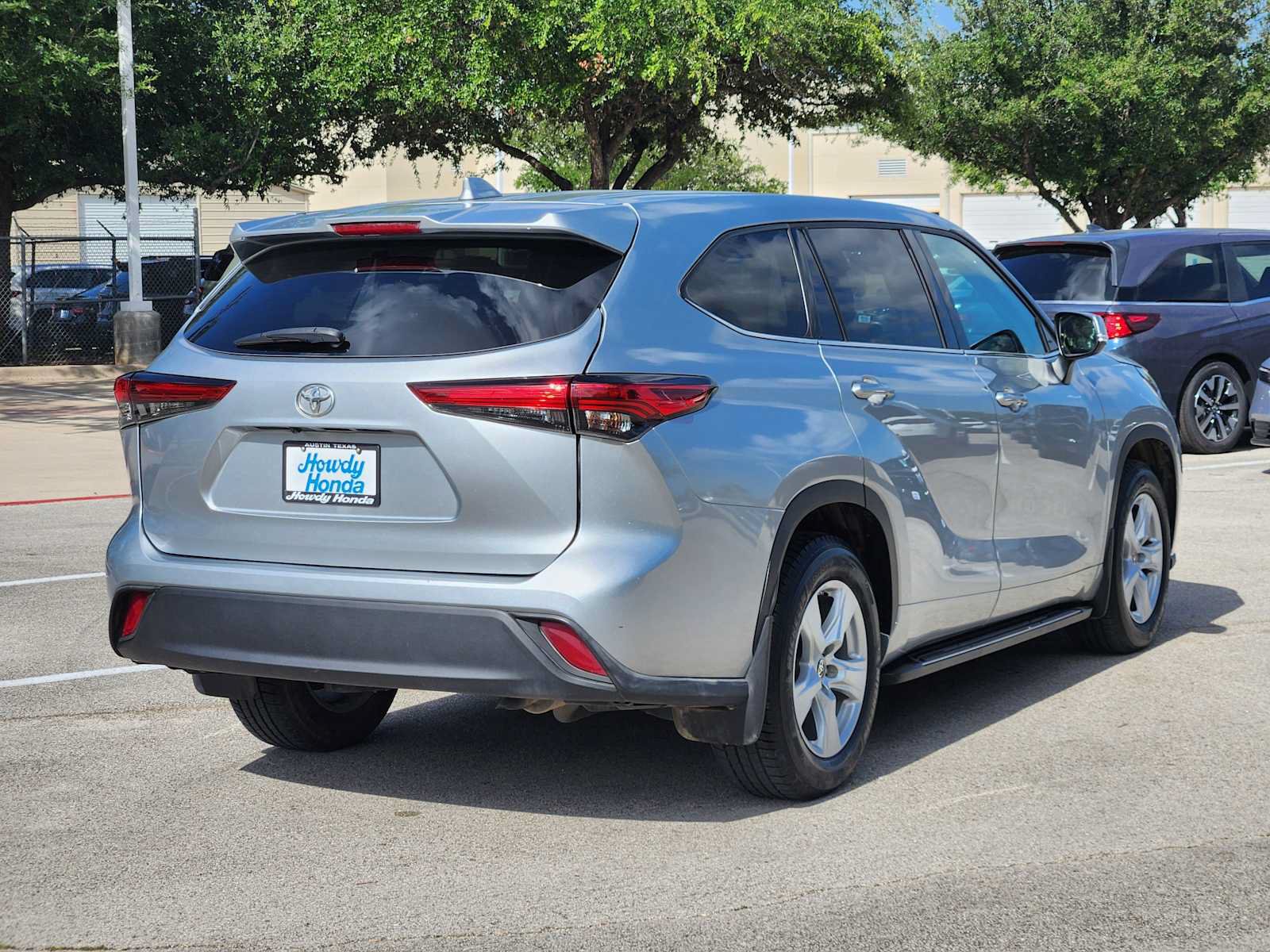 Used 2021 Toyota Highlander LE FWD image 6