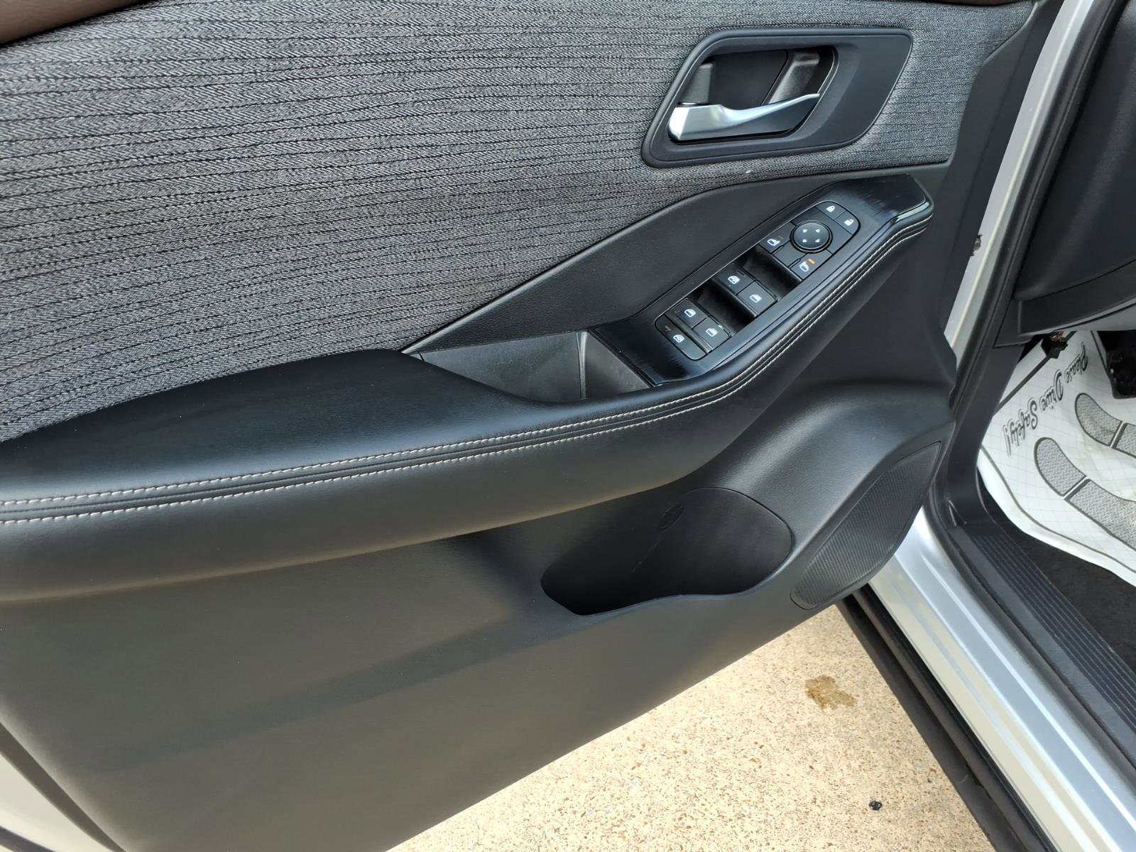 Used 2023 Nissan Rogue SV AWD/4WD image 12