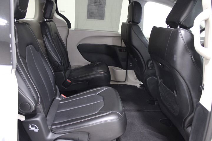 Used 2024 Chrysler Pacifica Touring-L image 43
