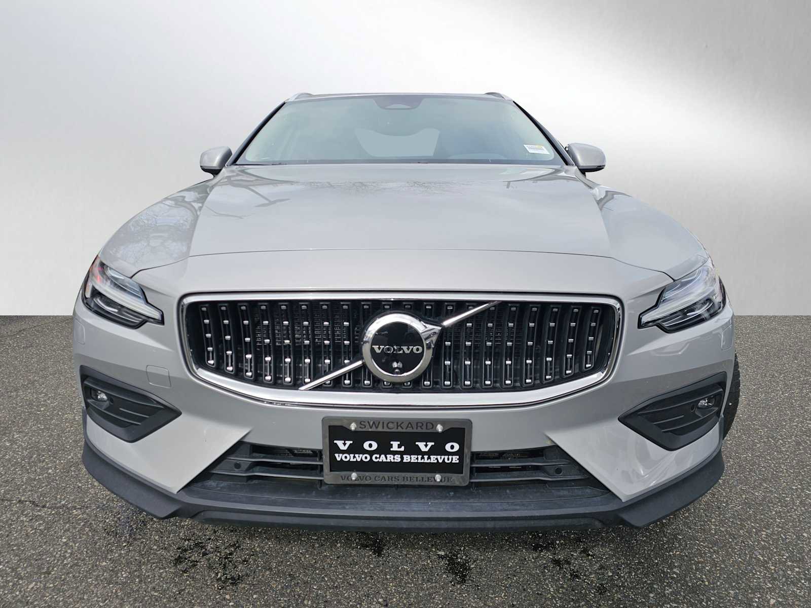 Certified 2025 Volvo V60 B5 Cross Country Plus image 8