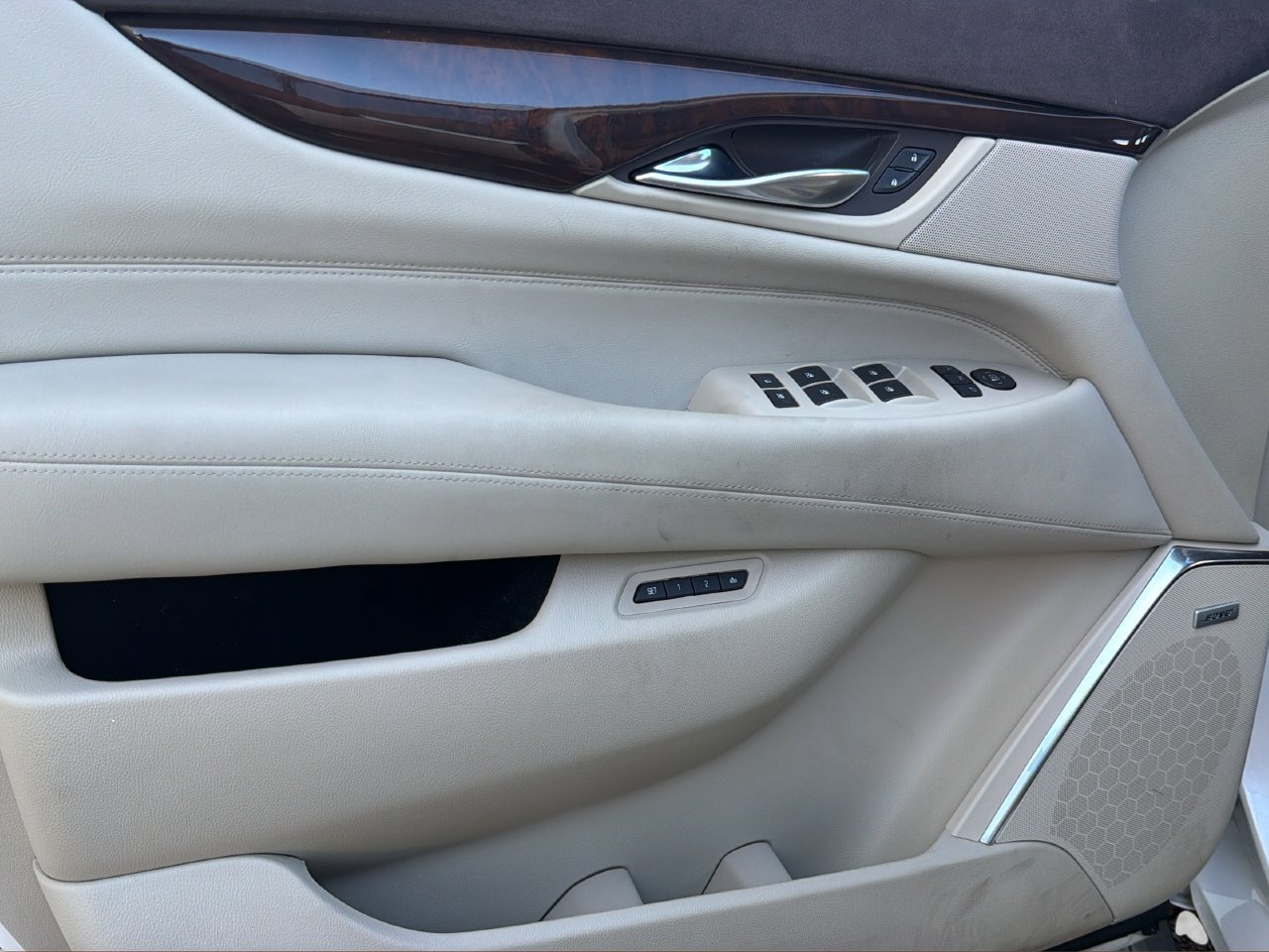Used 2017 Cadillac Escalade Premium Luxury RWD image 8