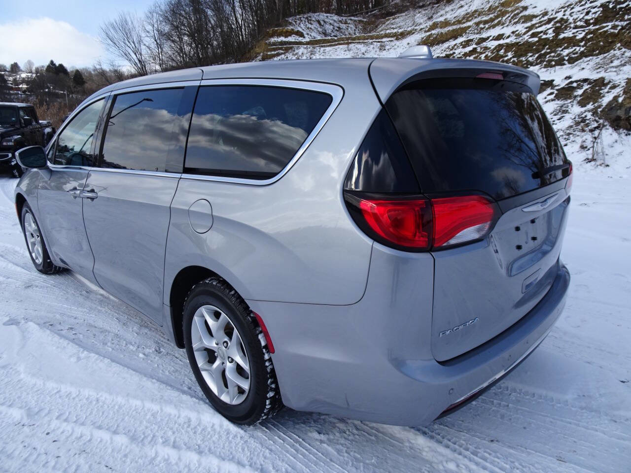Used 2019 Chrysler Pacifica Touring Plus w/ Tire & Wheel Group image 8