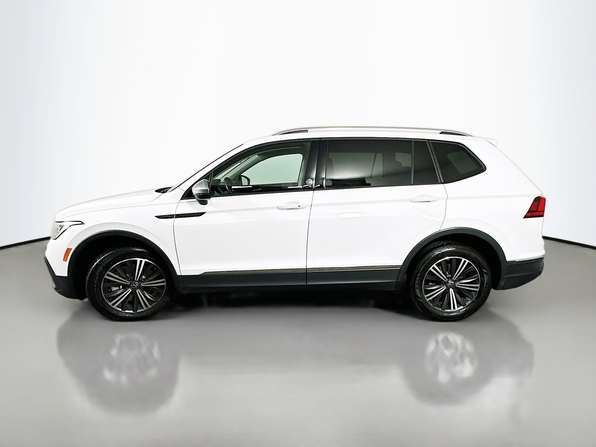 Used 2024 Volkswagen Tiguan Wolfsburg Edition image 4