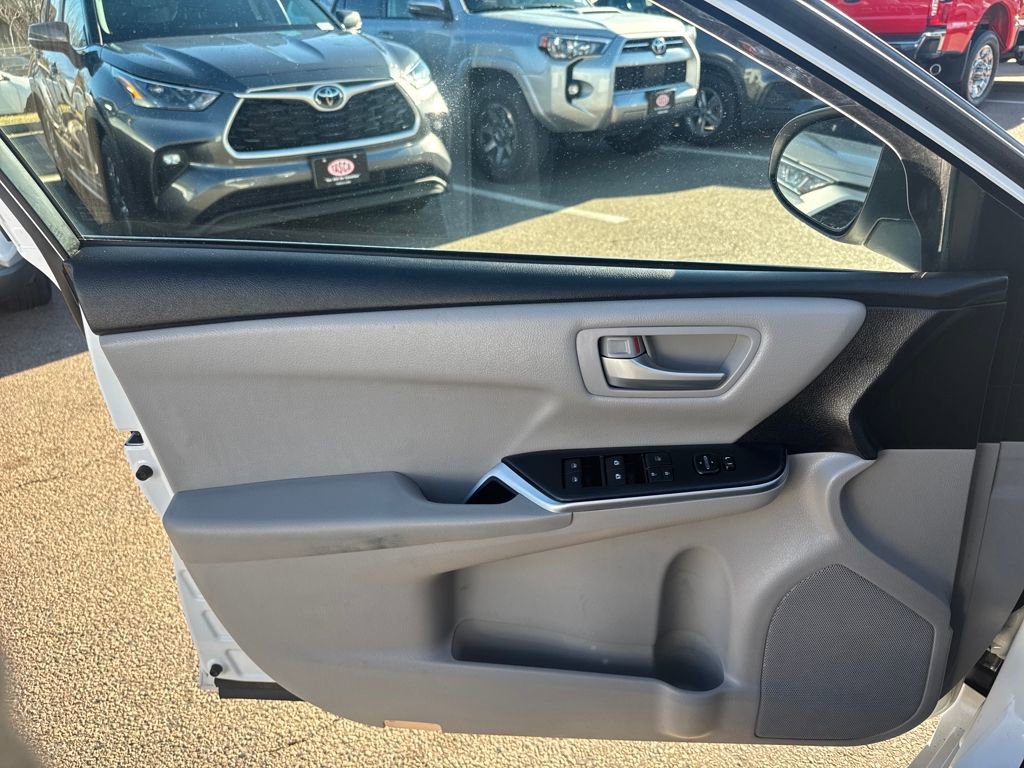 Used 2017 Toyota Camry LE image 30