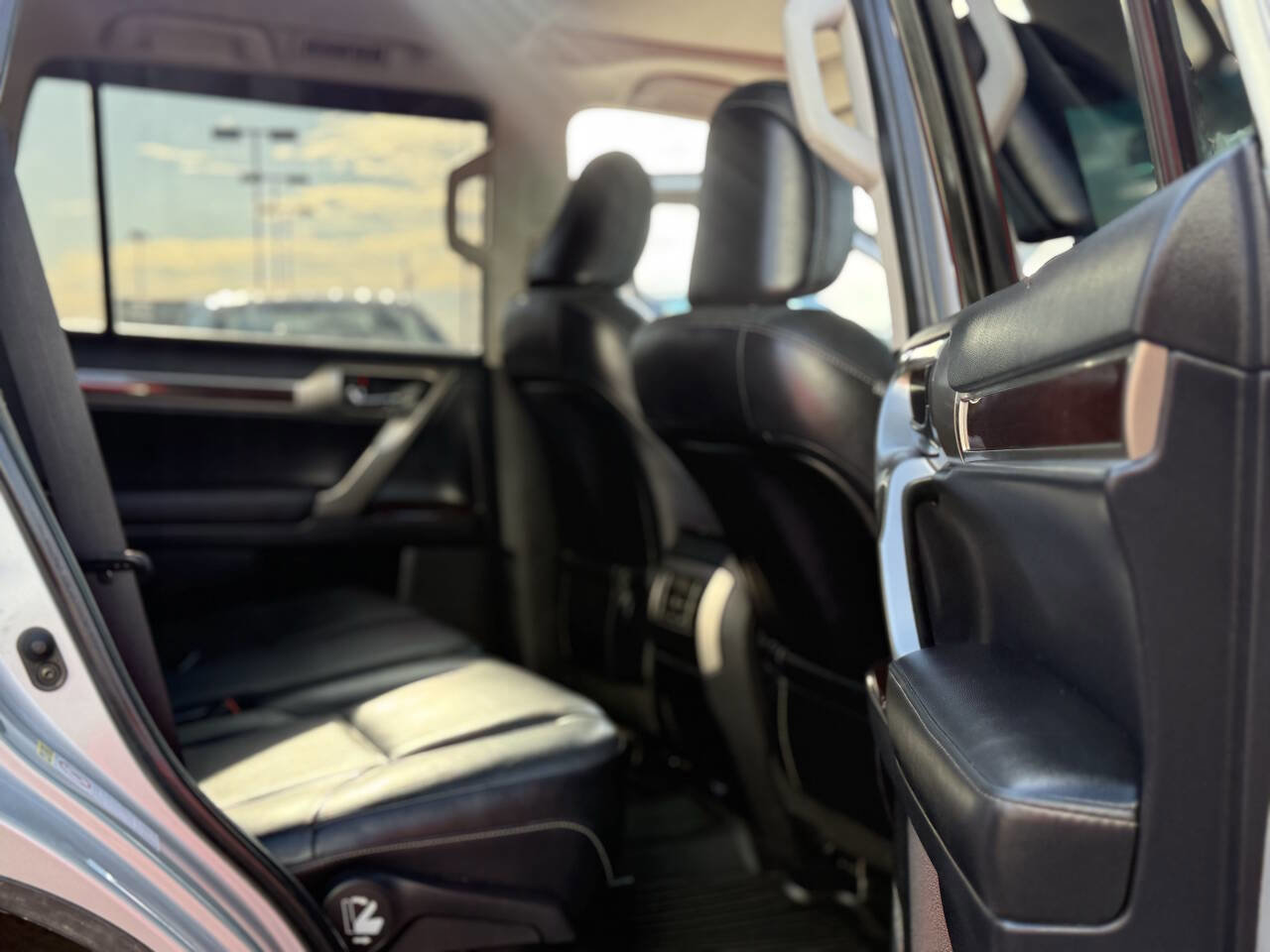 Used 2017 Lexus GX 460 Premium w/ Premium Package image 6