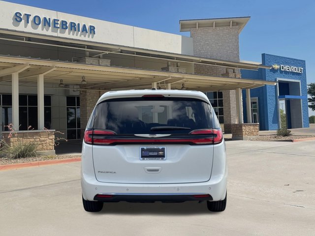 Used 2024 Chrysler Pacifica Touring-L FWD image 6