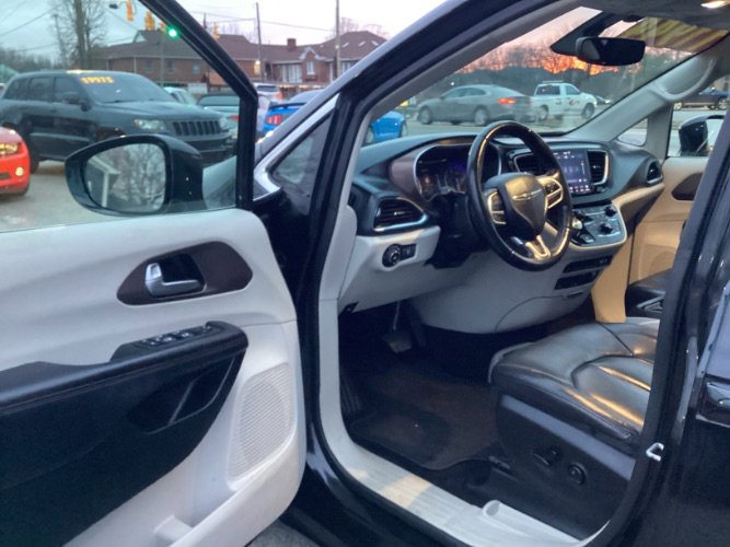 Used 2018 Chrysler Pacifica Touring-L Plus w/ Tire & Wheel Group image 5