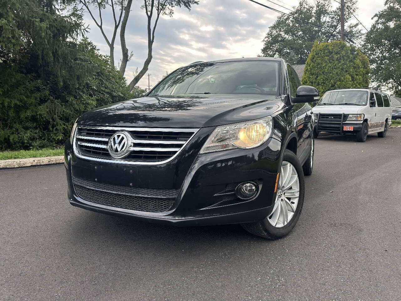Used 2011 Volkswagen Tiguan SE AWD/4WD image 2