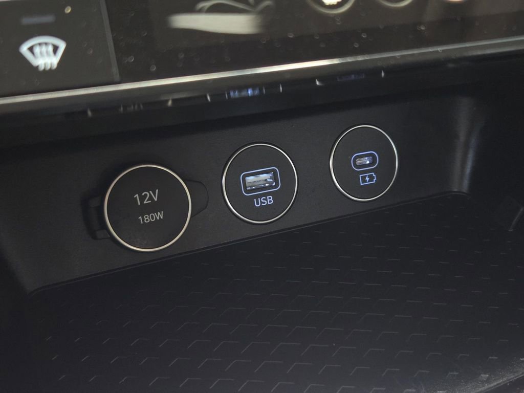 Used 2025 Genesis G70 2.5T image 21