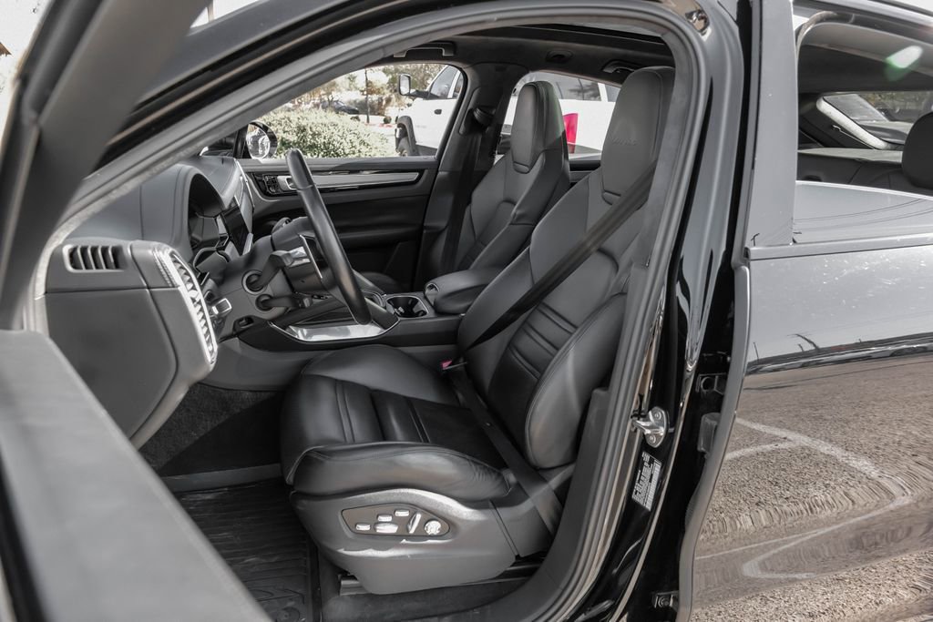 Used 2020 Porsche Cayenne Turbo image 39