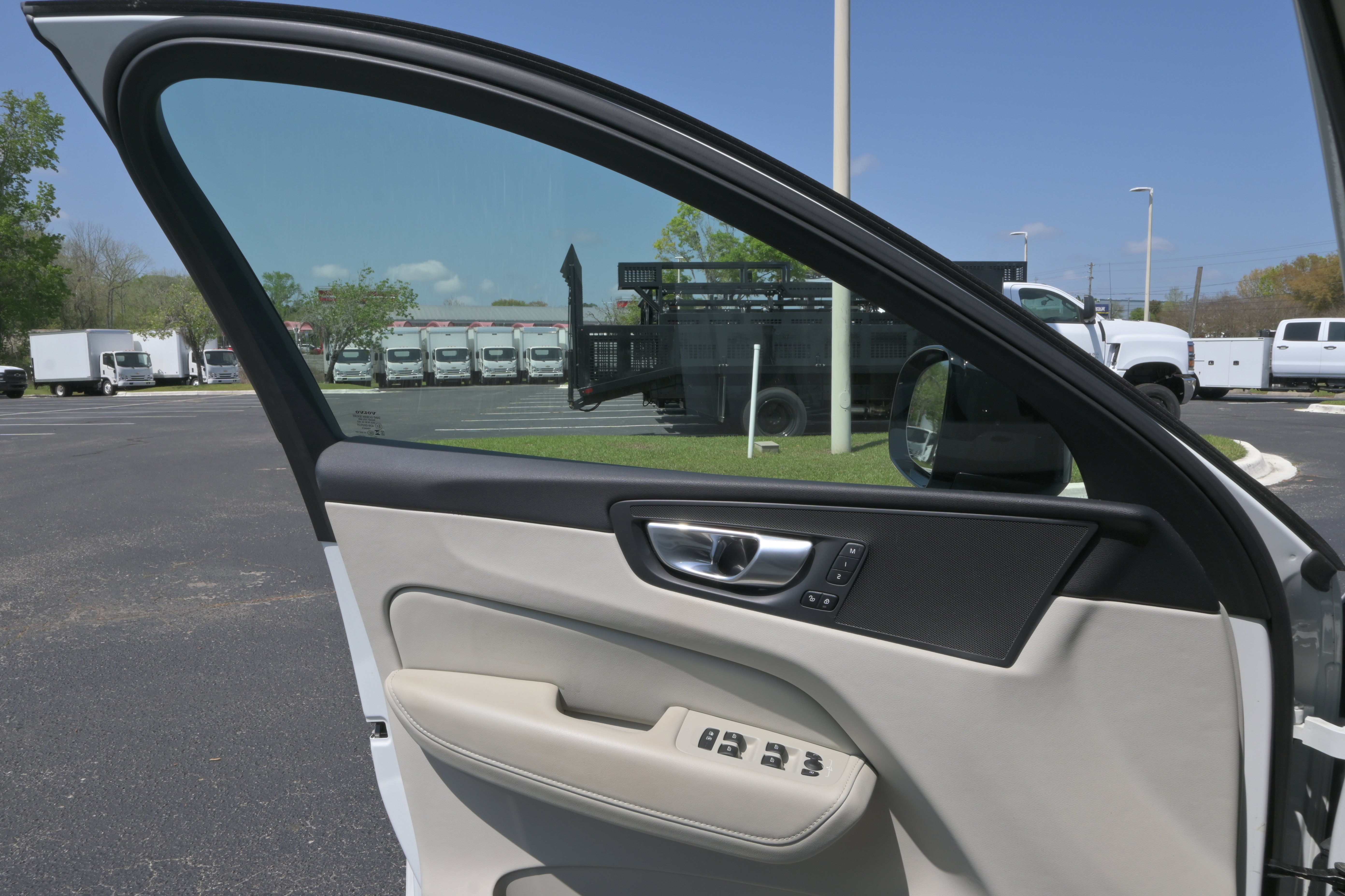 Used 2024 Volvo XC60 B5 Plus w/ Protection Package Premier image 22