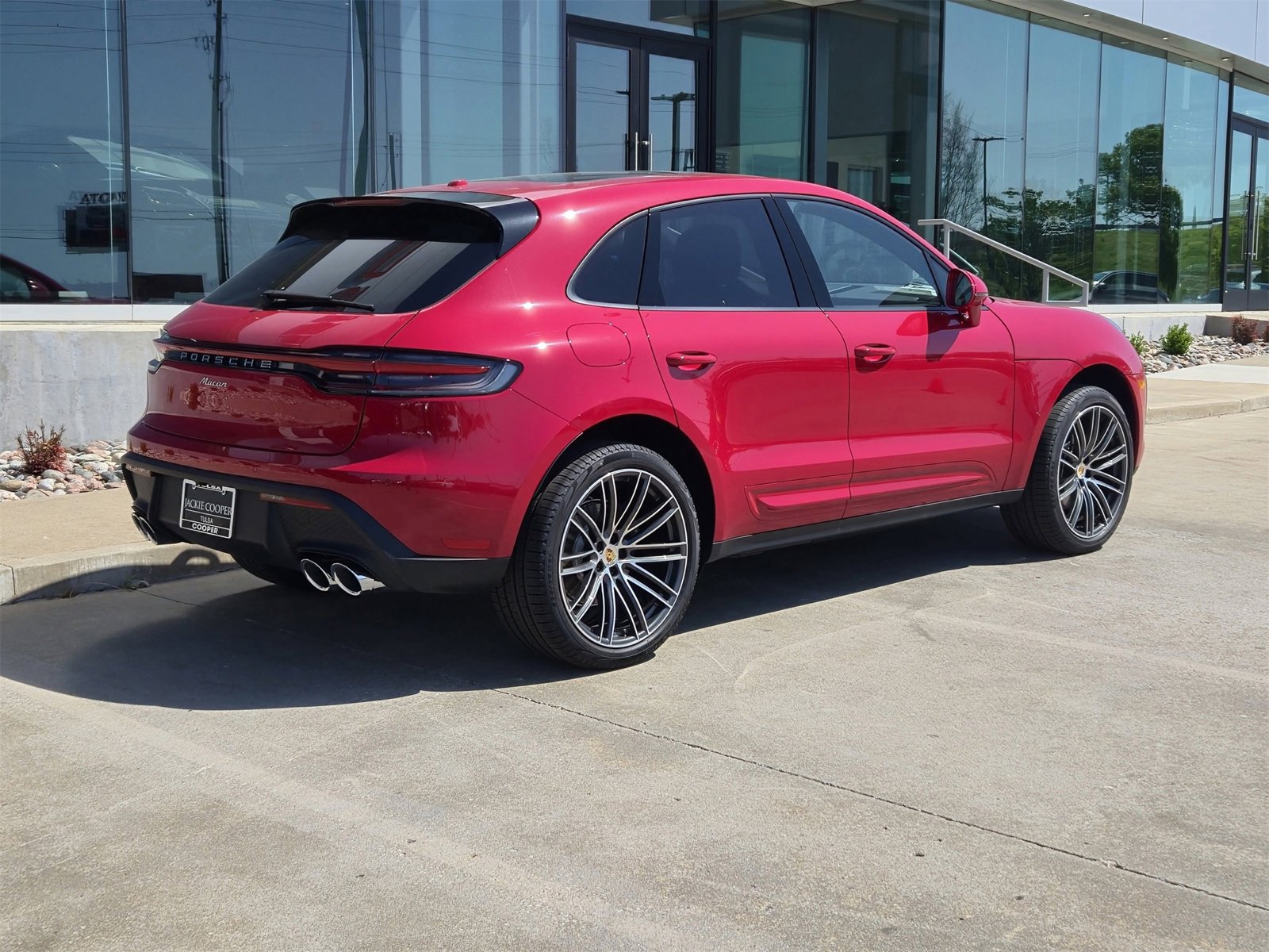 Certified 2025 Porsche Macan image 7