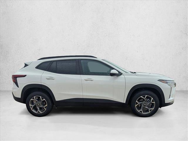 Used 2025 Chevrolet Trax LT FWD image 4