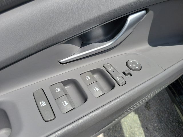 Certified 2025 Hyundai Elantra SE FWD image 13