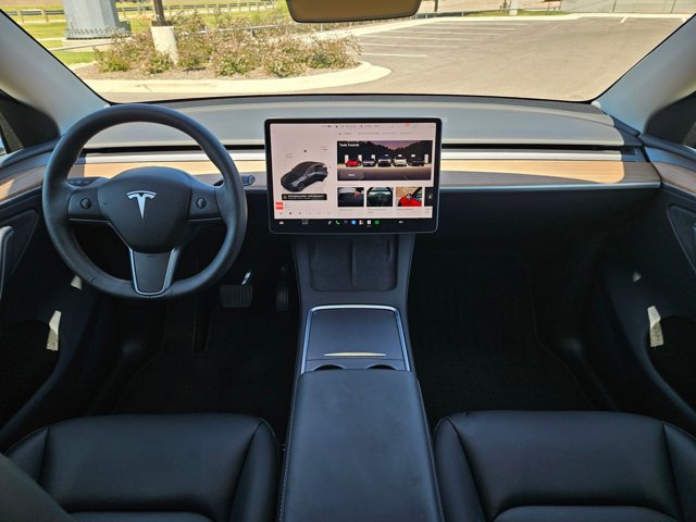 Used 2025 Tesla Model Y Long Range RWD image 18
