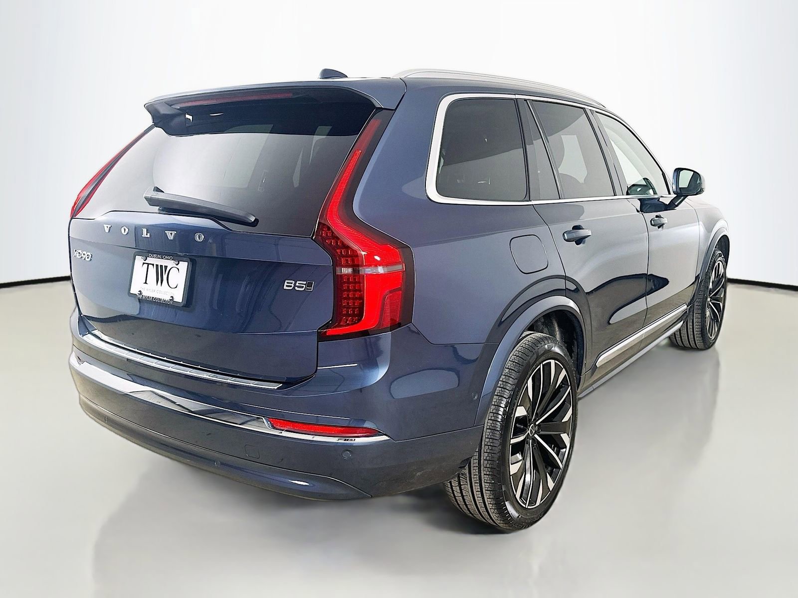 Used 2026 Volvo XC90 B5 Plus w/ Protection Package Premier AWD/4WD image 5
