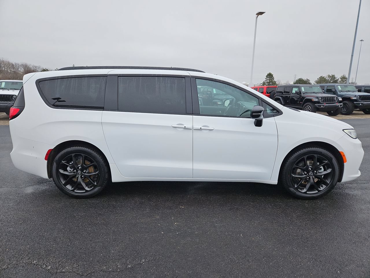 New 2026 Chrysler Pacifica Select w/ S Appearance Package FWD image 8