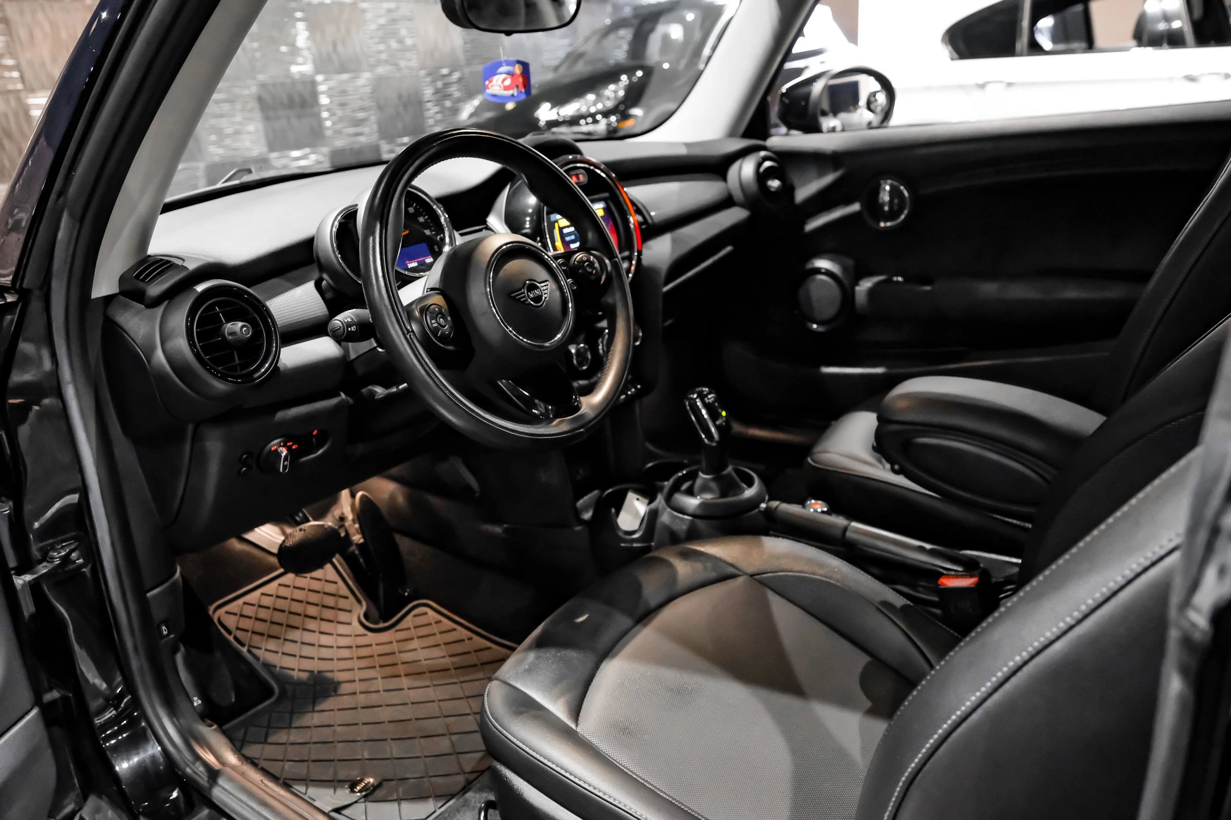 Used 2021 MINI Cooper 2-Door Hardtop FWD image 3