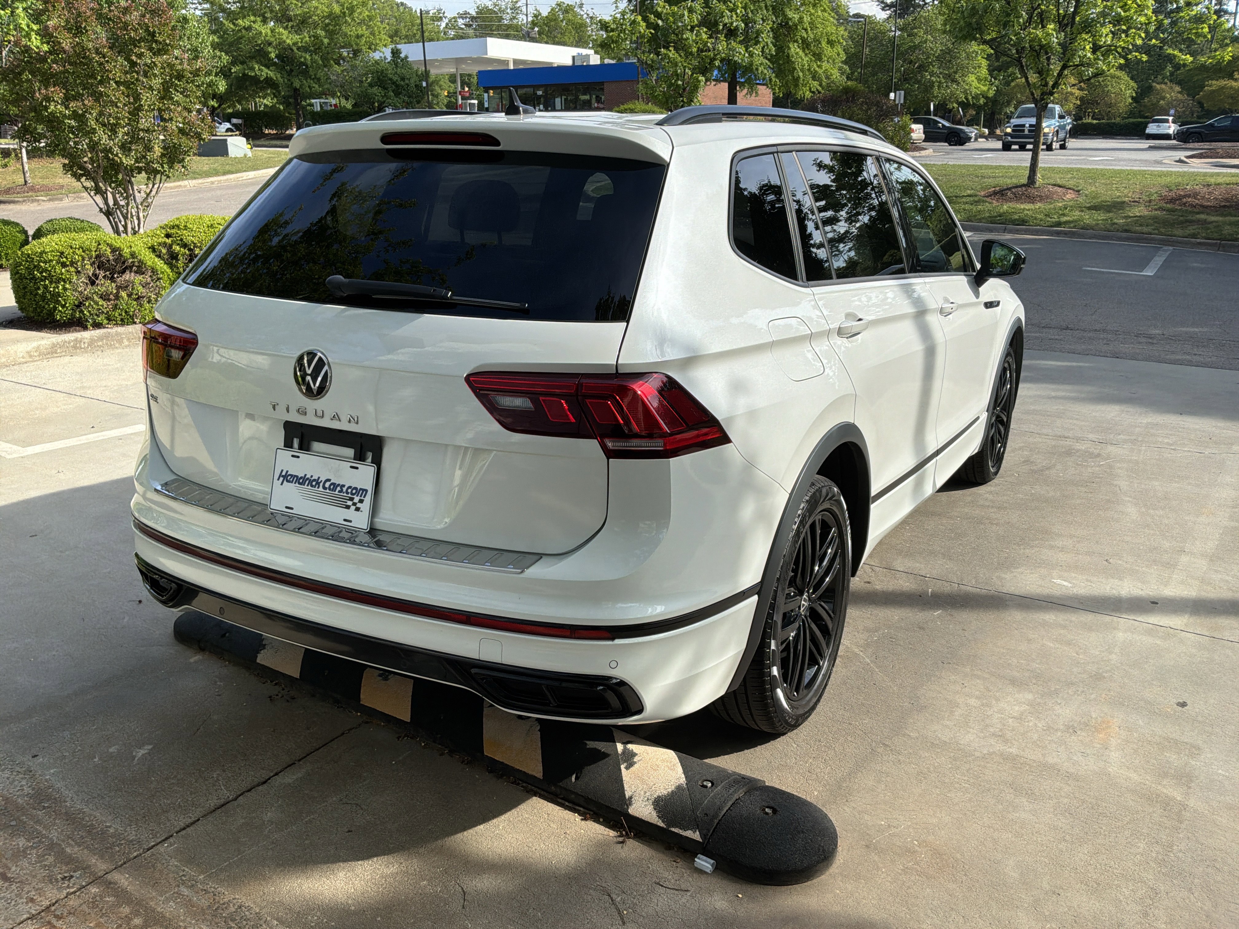 Used 2022 Volkswagen Tiguan SE R-Line FWD image 10
