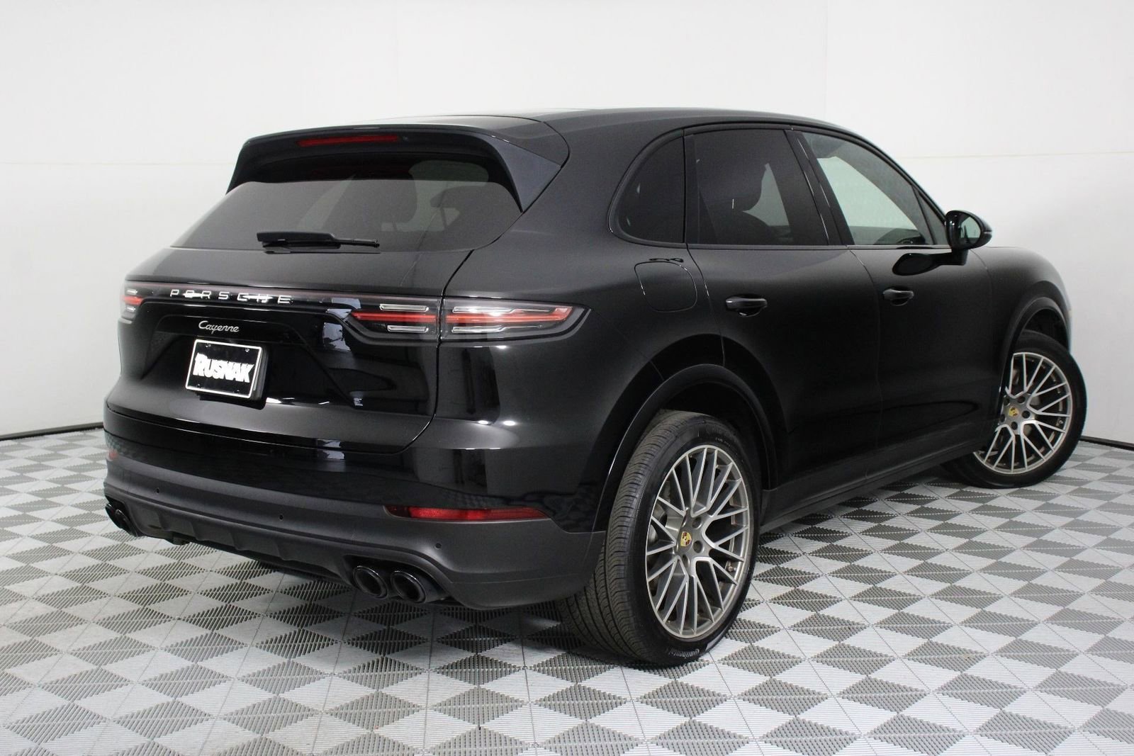 Certified 2023 Porsche Cayenne Platinum Edition image 7