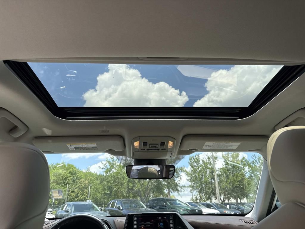 Used 2021 Toyota Highlander XLE FWD image 23