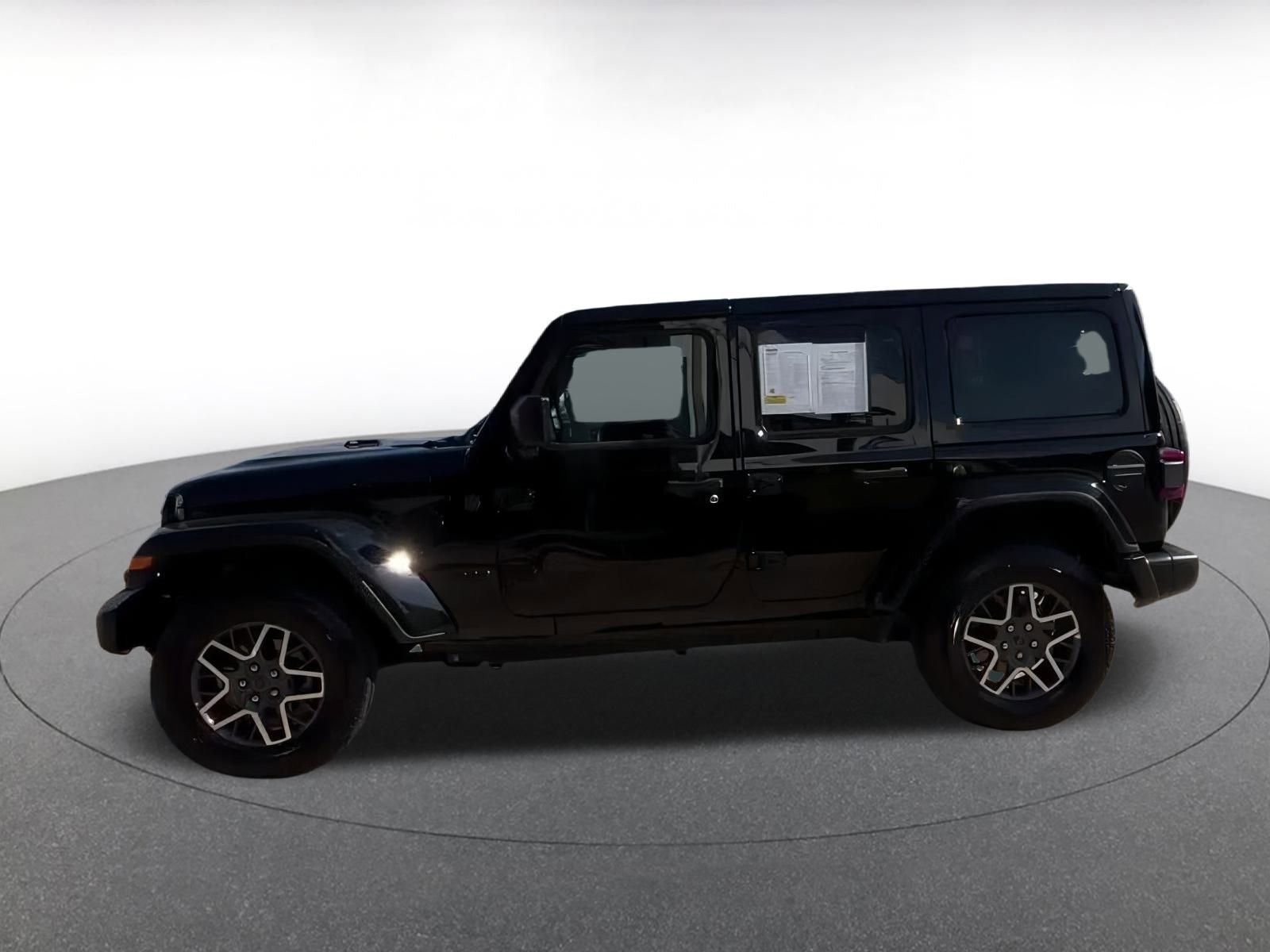 Used 2025 Jeep Wrangler Sahara image 4