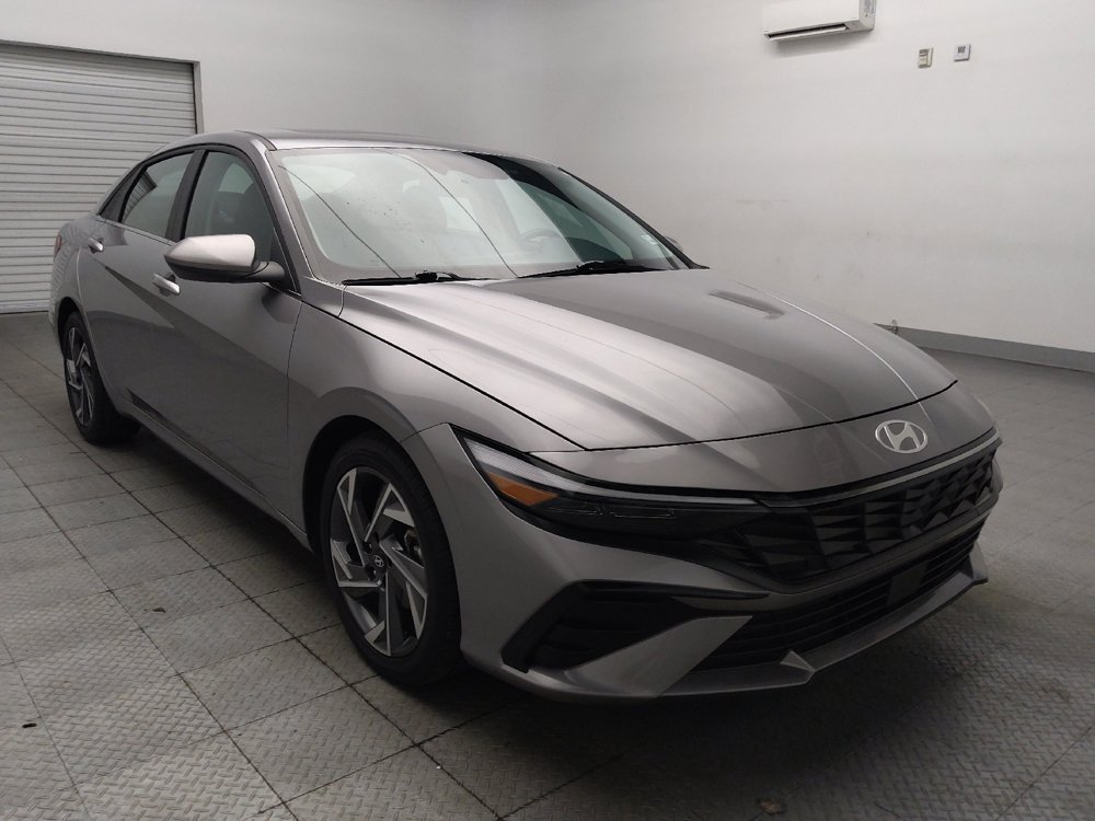 Used 2025 Hyundai Elantra SEL FWD image 13