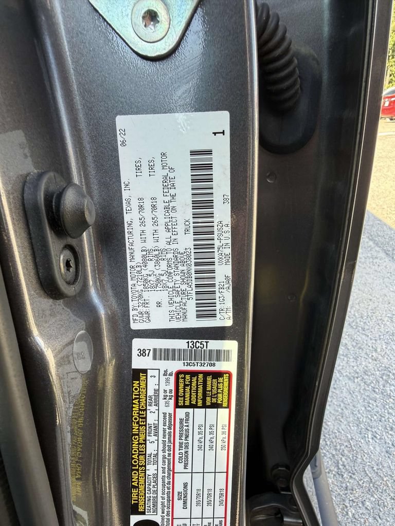 Used 2022 Toyota Tundra SR5 w/ SR5 Convenience Package AWD/4WD image 11
