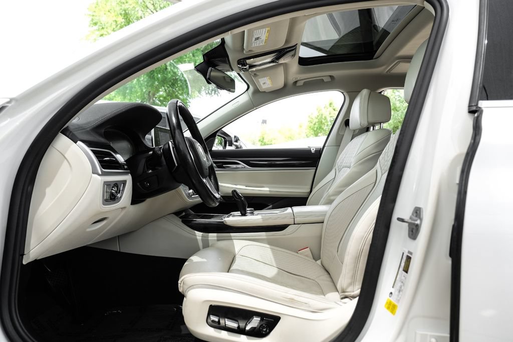 Used 2020 BMW 740i w/ Premium Package RWD image 3
