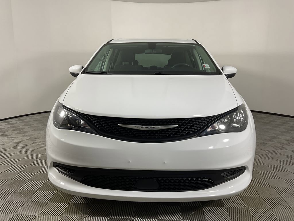 Used 2022 Chrysler Voyager LX image 3