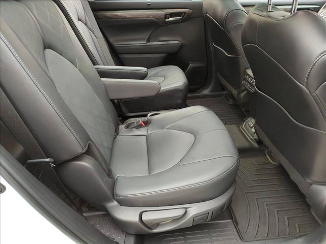 Certified 2024 Toyota Highlander Platinum FWD image 21