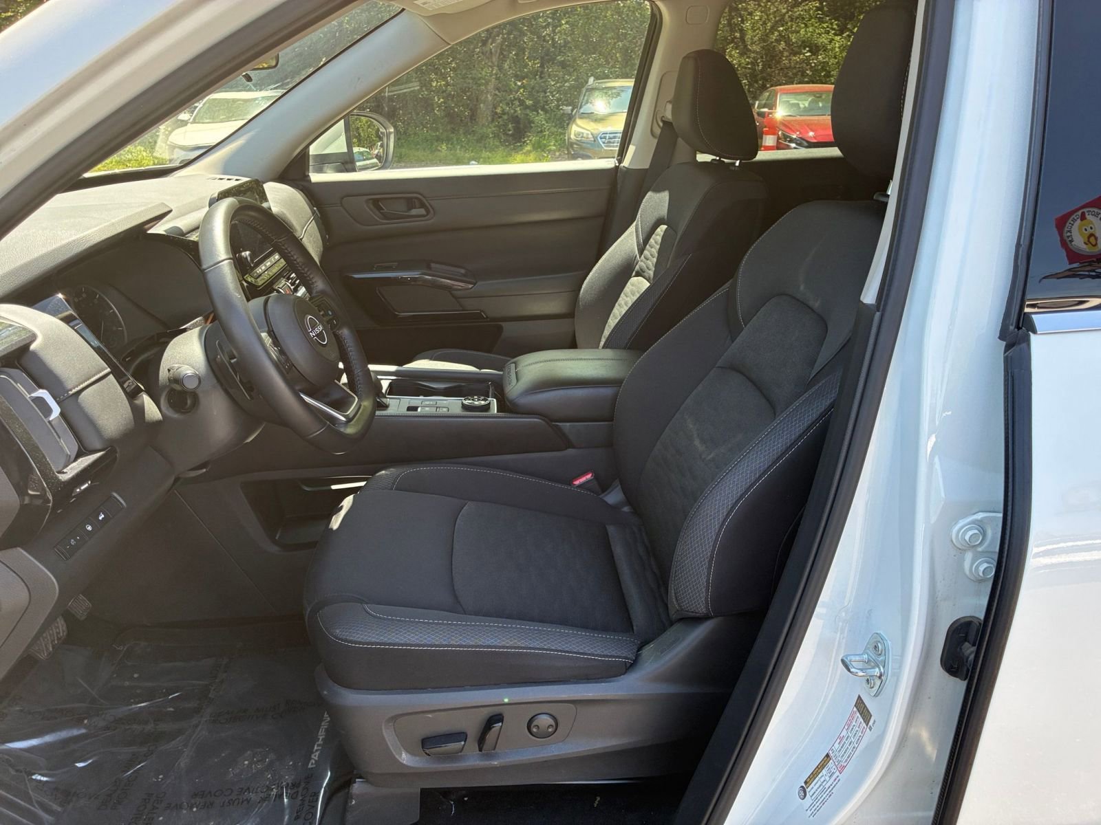 Used 2025 Nissan Pathfinder SV image 28