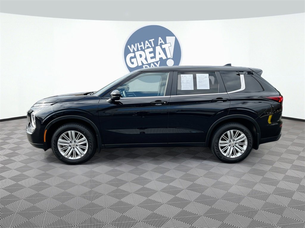 Used 2024 Mitsubishi Outlander ES image 3