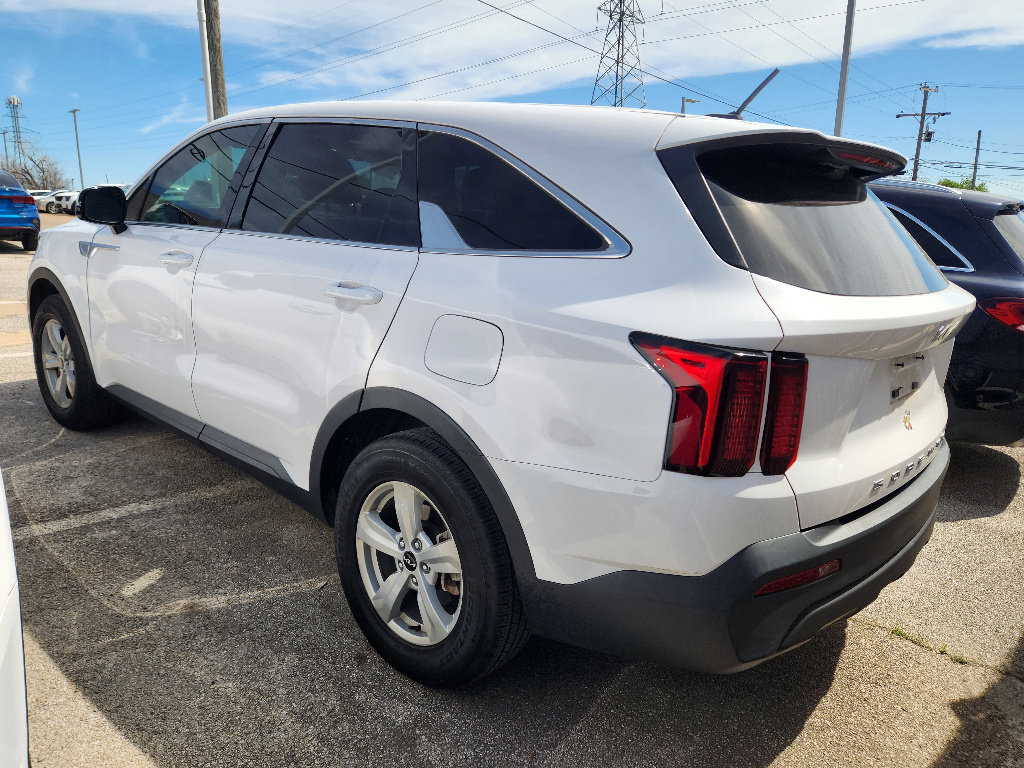 Certified 2022 Kia Sorento LX image 2