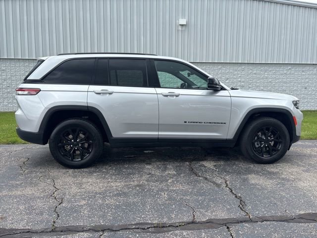 Used 2024 Jeep Grand Cherokee Altitude AWD/4WD image 16