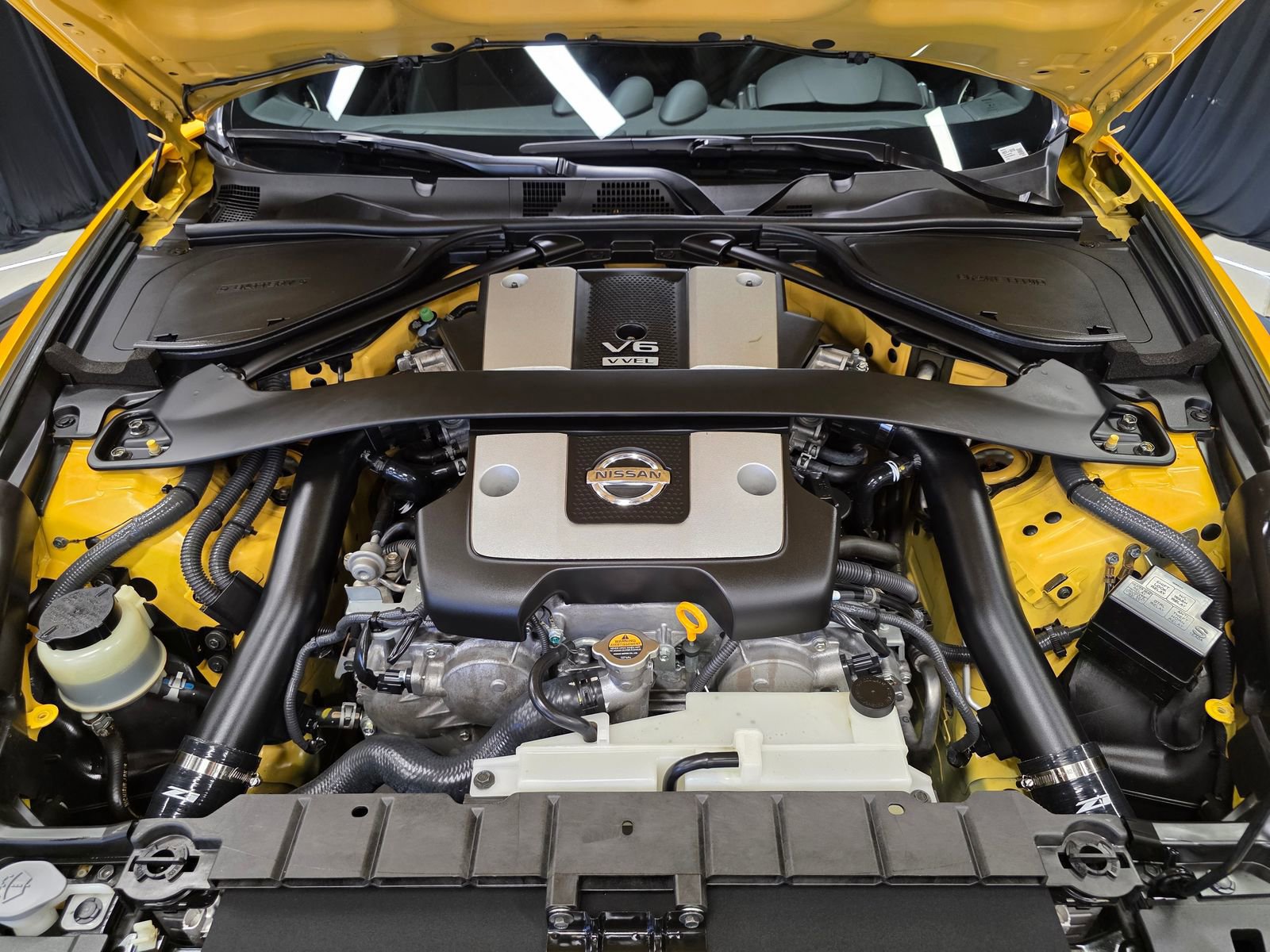 Used 2009 Nissan 370Z Touring w/ Sport Pkg RWD image 2