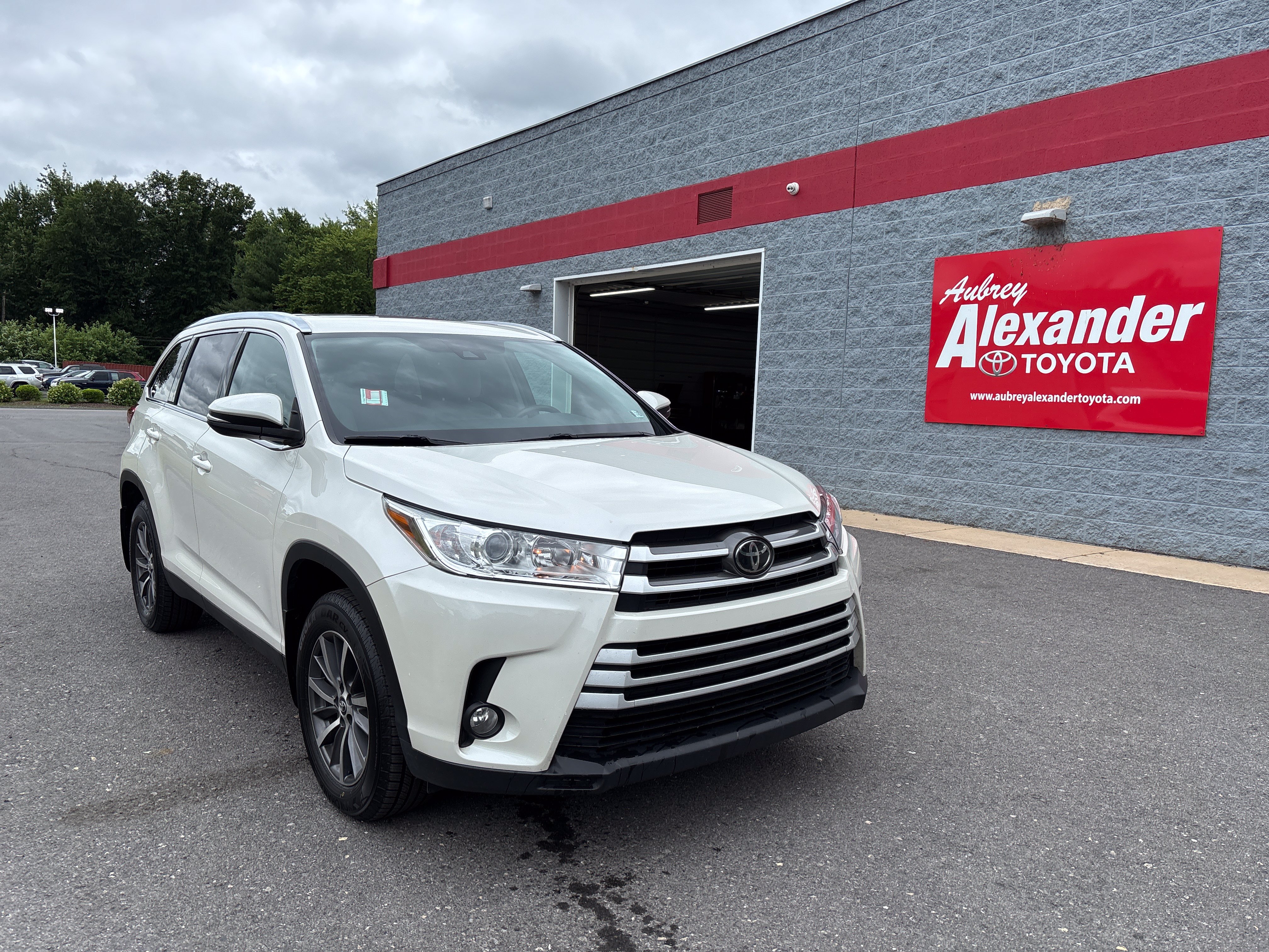 Used 2019 Toyota Highlander XLE AWD/4WD image 1