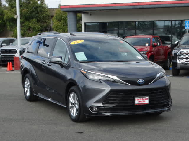 Used 2025 Toyota Sienna XLE w/ XLE Plus Package FWD image 2