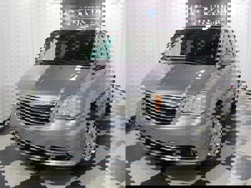 Used 2014 Chrysler Town & Country Touring image 3