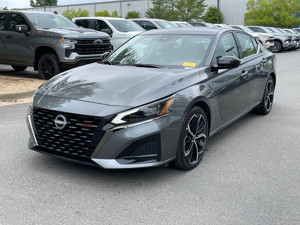 Used 2025 Nissan Altima 2.5 SR FWD image 3
