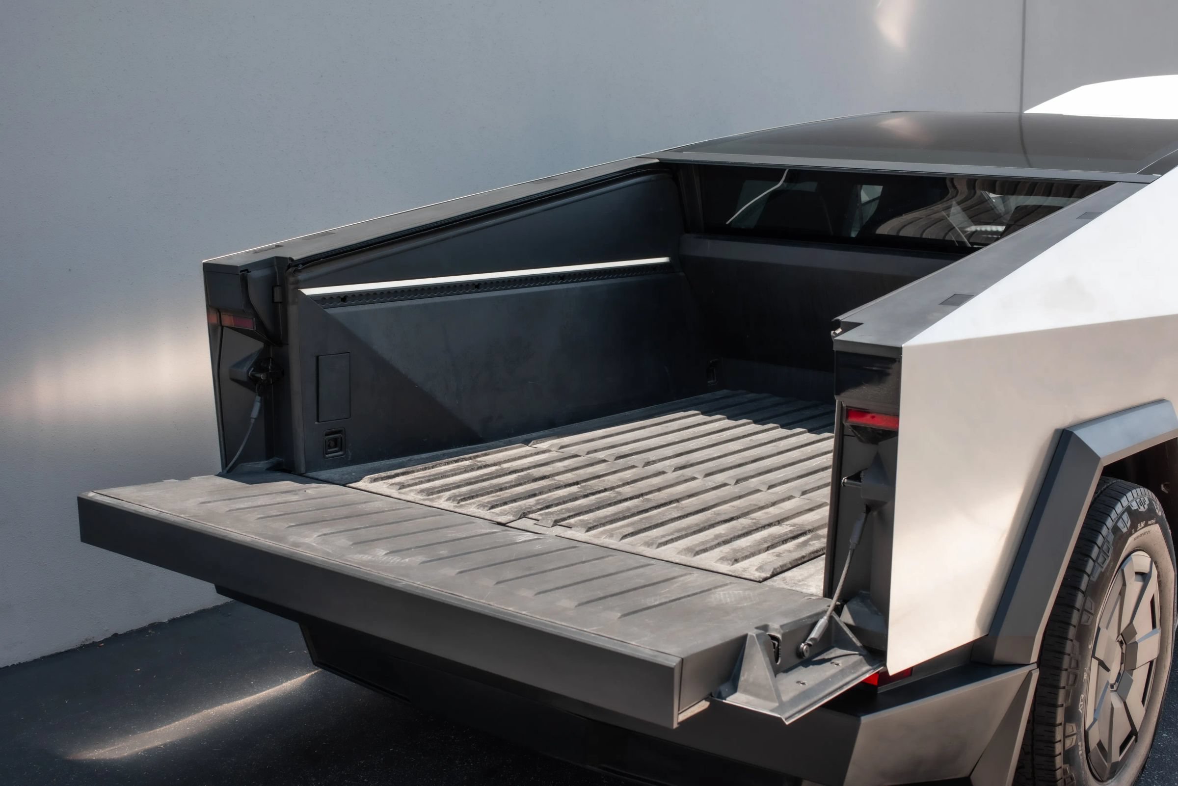 Used 2025 Tesla Cybertruck AWD Crew Cab image 32