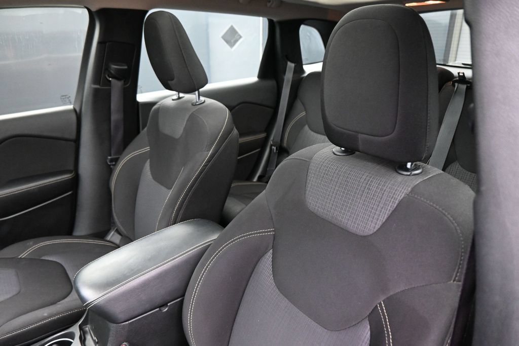 Used 2015 Jeep Cherokee Latitude w/ Comfort/Convenience Group FWD image 12
