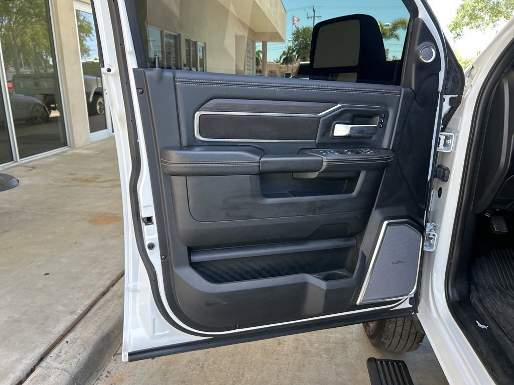 Used 2025 RAM 3500 Laramie AWD/4WD image 46