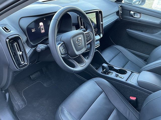 Certified 2025 Volvo XC40 B5 Core image 16