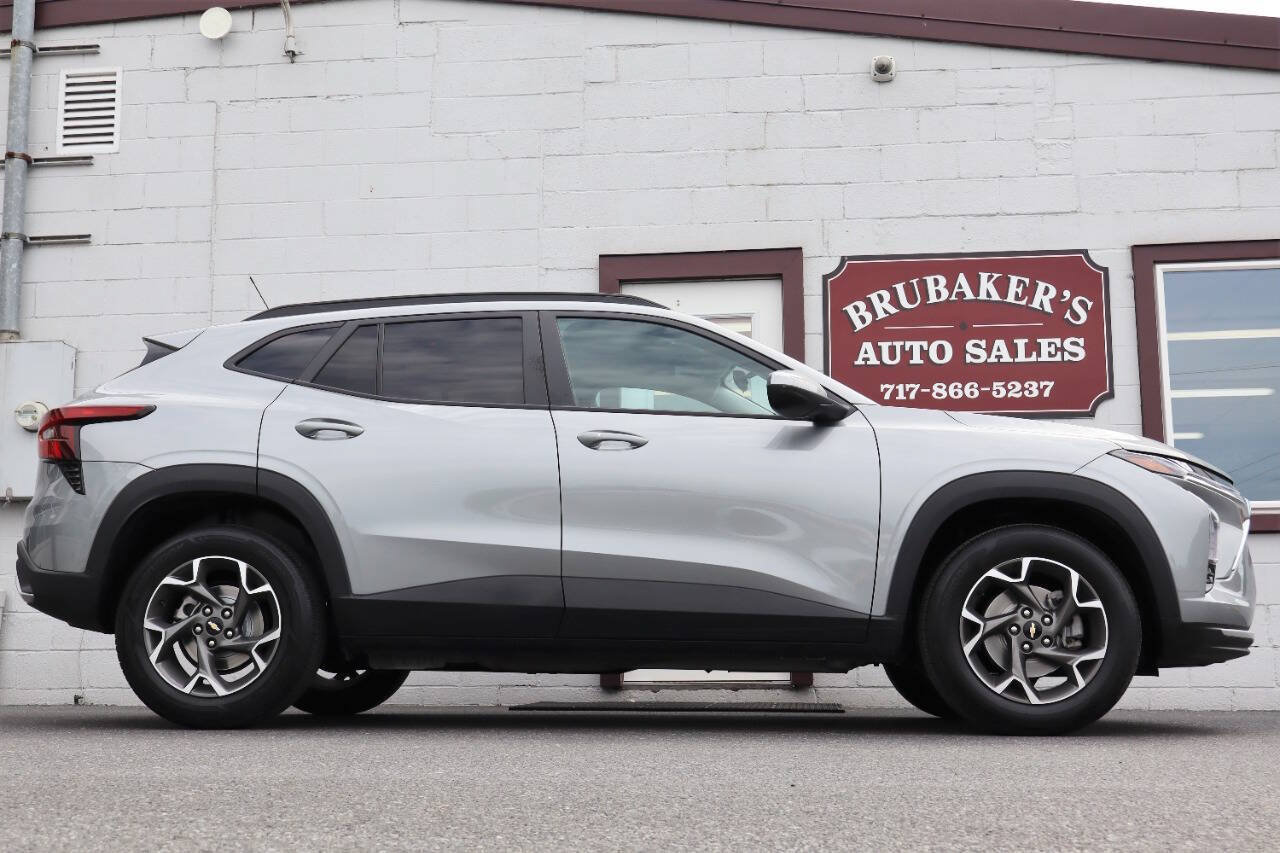 Used 2025 Chevrolet Trax LT w/ Driver Confidence Package