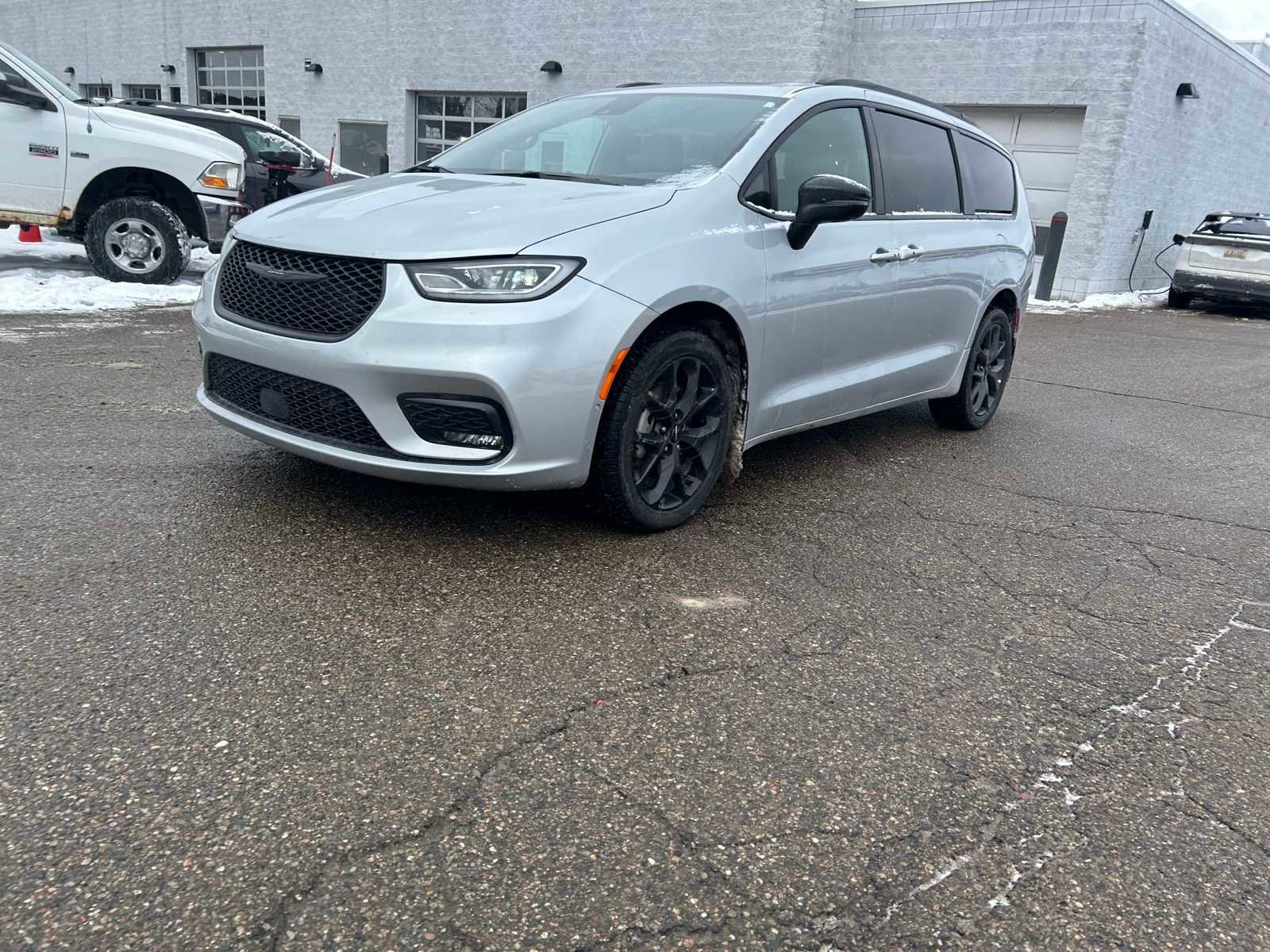 Used 2023 Chrysler Pacifica Limited w/ Uconnect Theater Family Group image 2