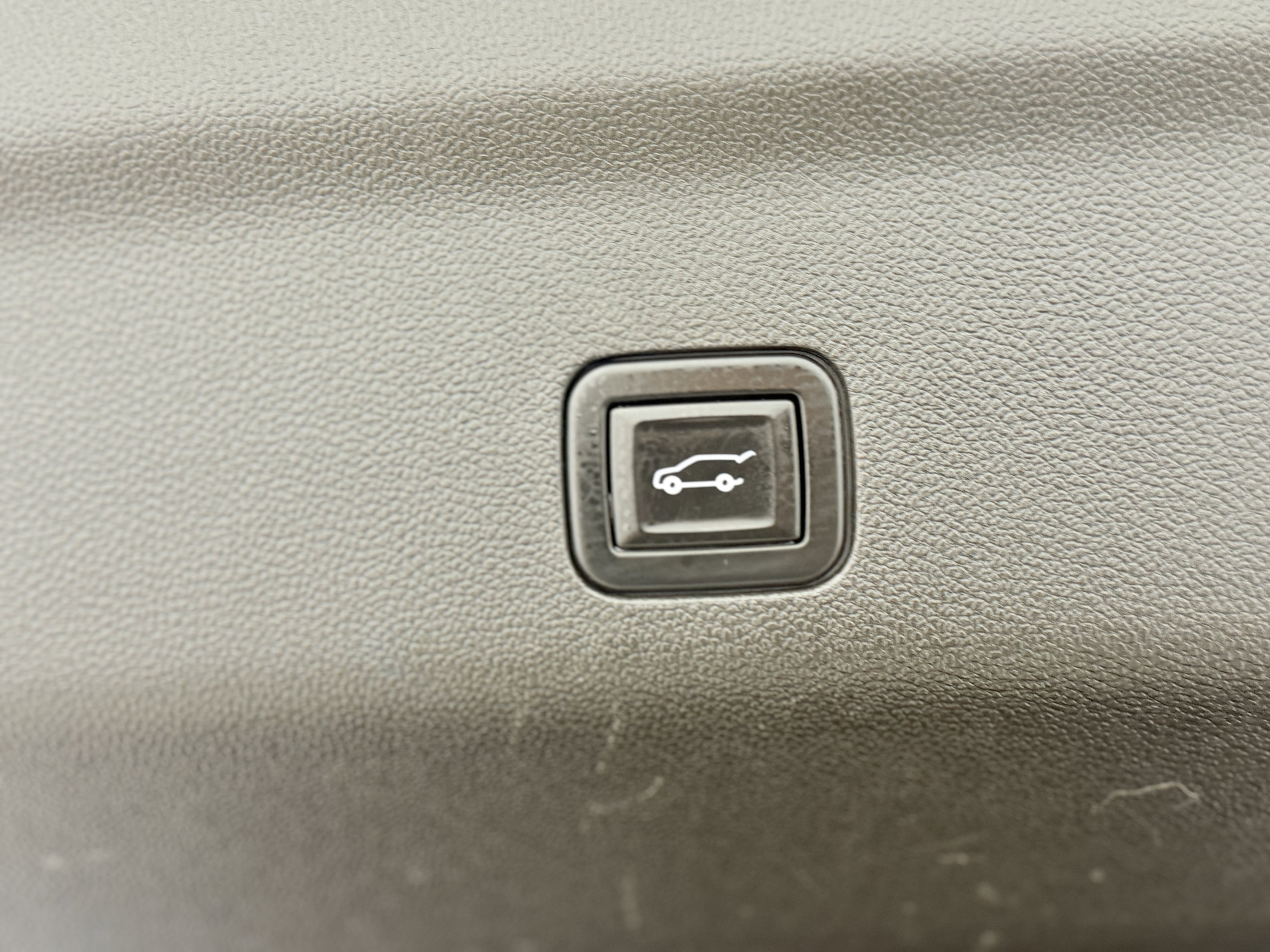 Used 2021 Chevrolet Suburban Premier w/ Premium Package image 11