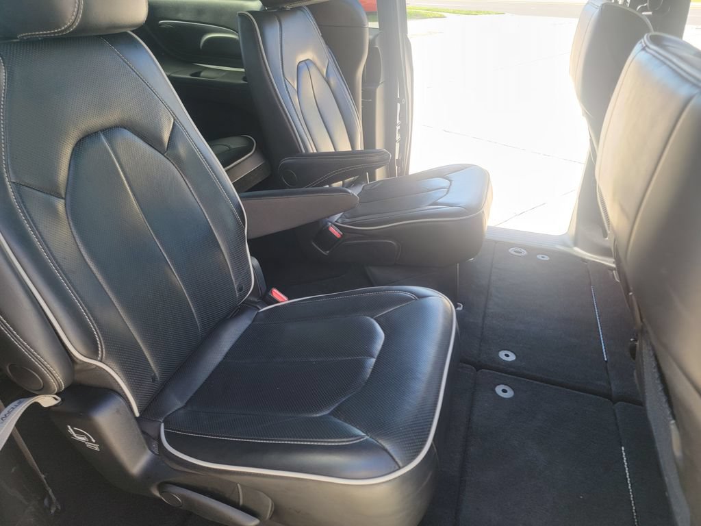 Used 2025 Chrysler Pacifica Limited FWD image 16