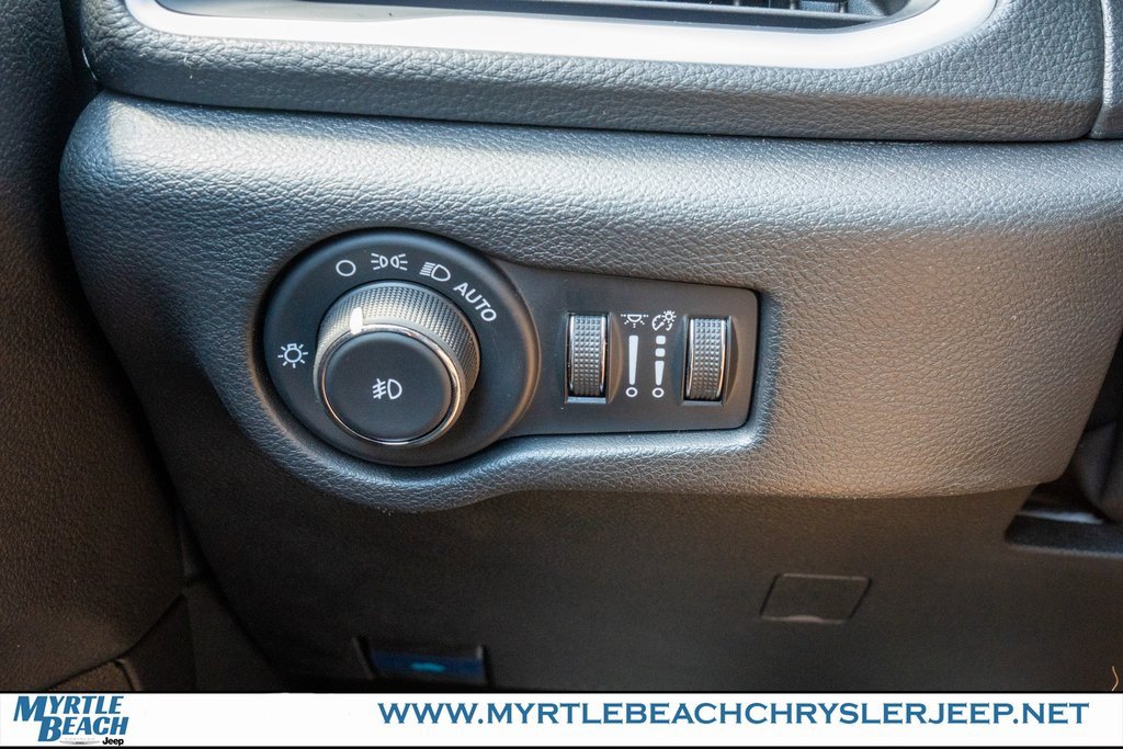 New 2025 Chrysler Pacifica Select w/ Uconnect Theater Family Group image 29