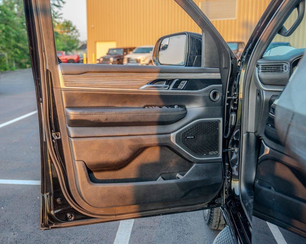 Used 2024 Jeep Wagoneer L Series II w/ Flexible Seating Group AWD/4WD image 14